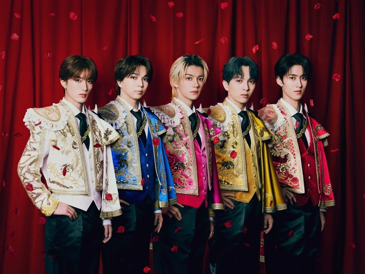 M!LKのメンバーが闘牛士風の豪華な衣装を身につけて立つ