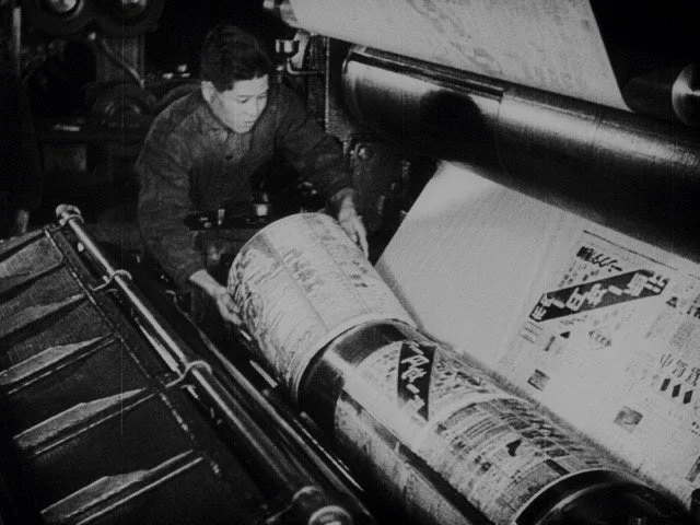 新聞を印刷する男性