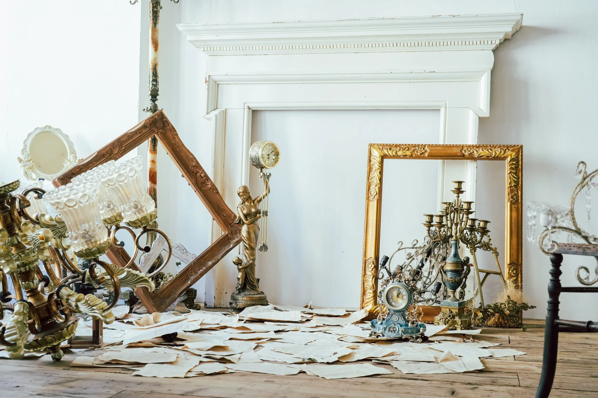 アンティーク調の小物や装飾品が並ぶスタジオ風景