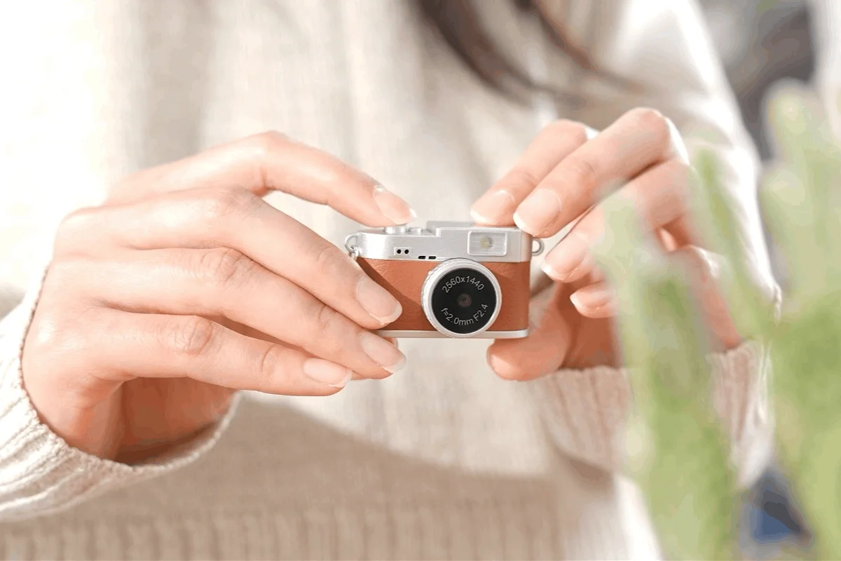 レトロデザインのミニカメラ