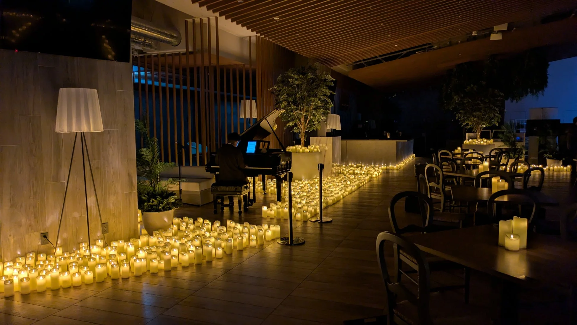 キャンドルナイトでピアノの生演奏が行われるロマンチックな屋内空間