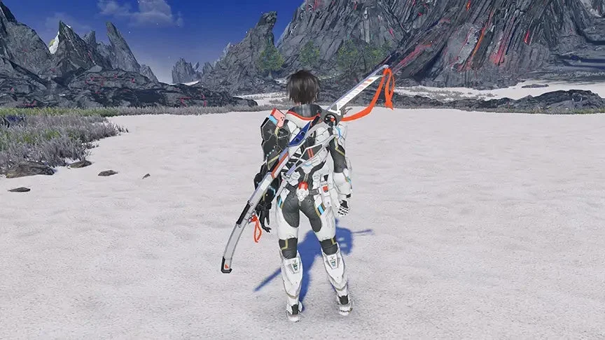 白い荒野に立つ未来的な装甲のキャラクターが、背中に大きな武器を携えています。