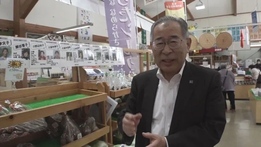 直売所で話す人々