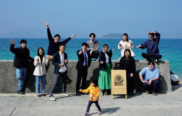 海辺で笑顔を見せる人々