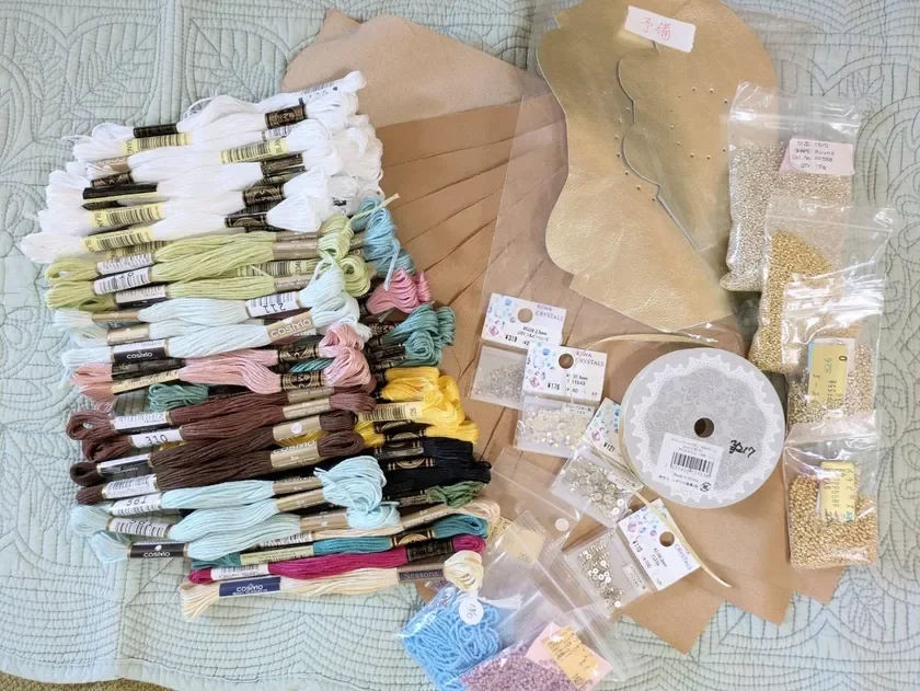 さまざまな種類の糸やパーツで構成されています