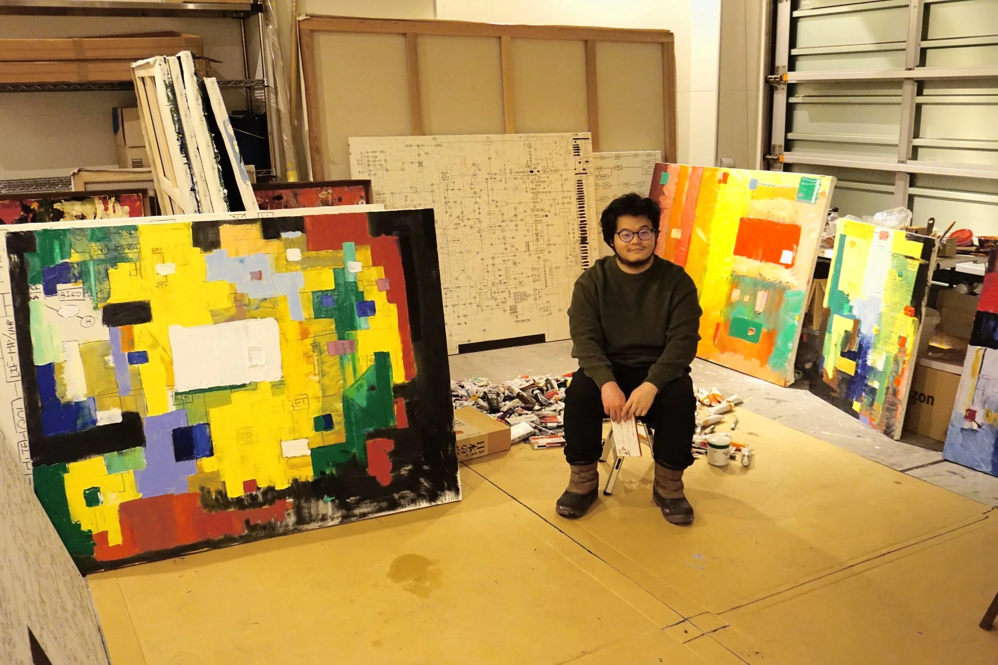 アトリエで作品と向き合う南依岐氏