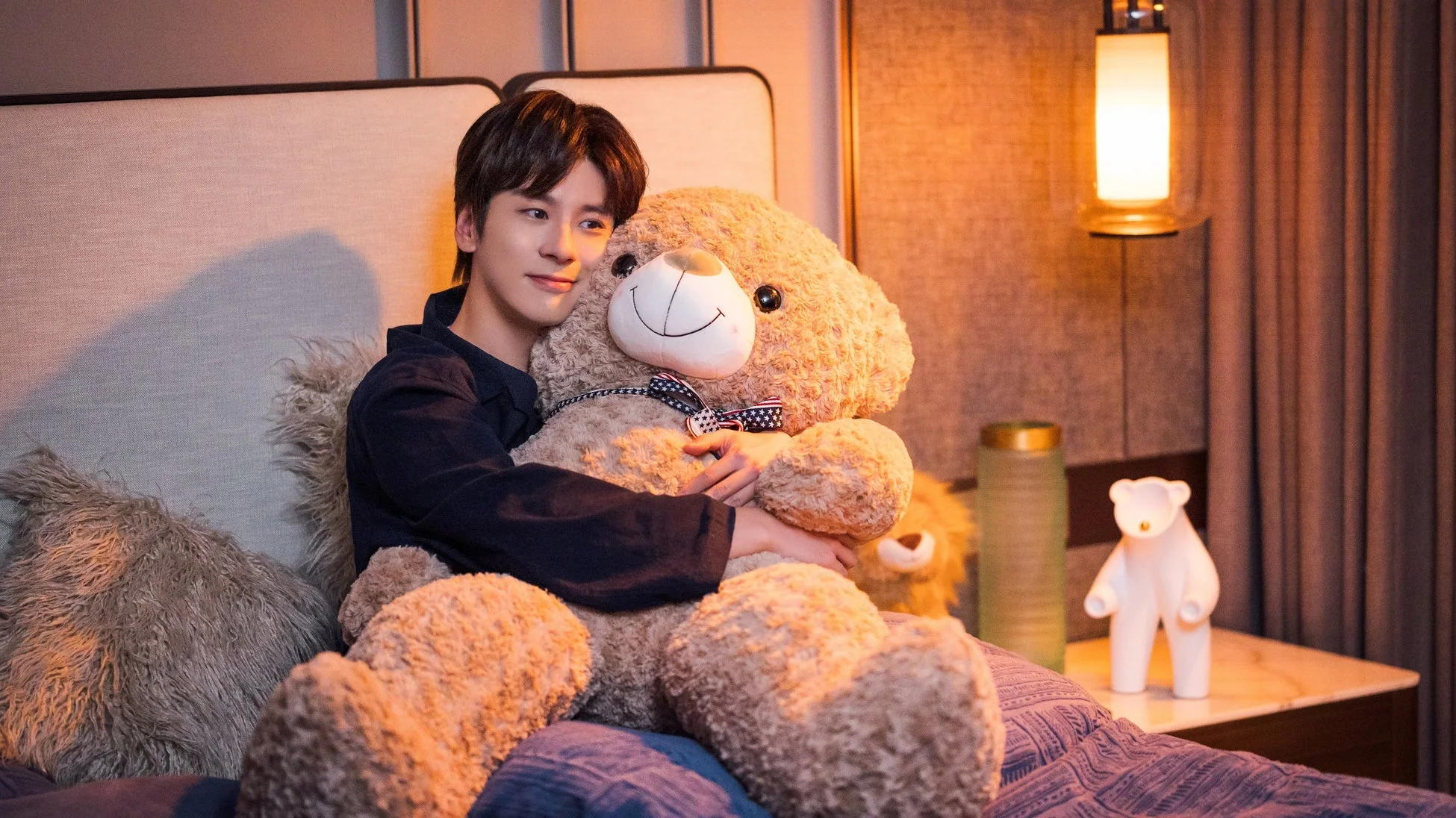 テディベアを抱くウェイ・ジャーミン