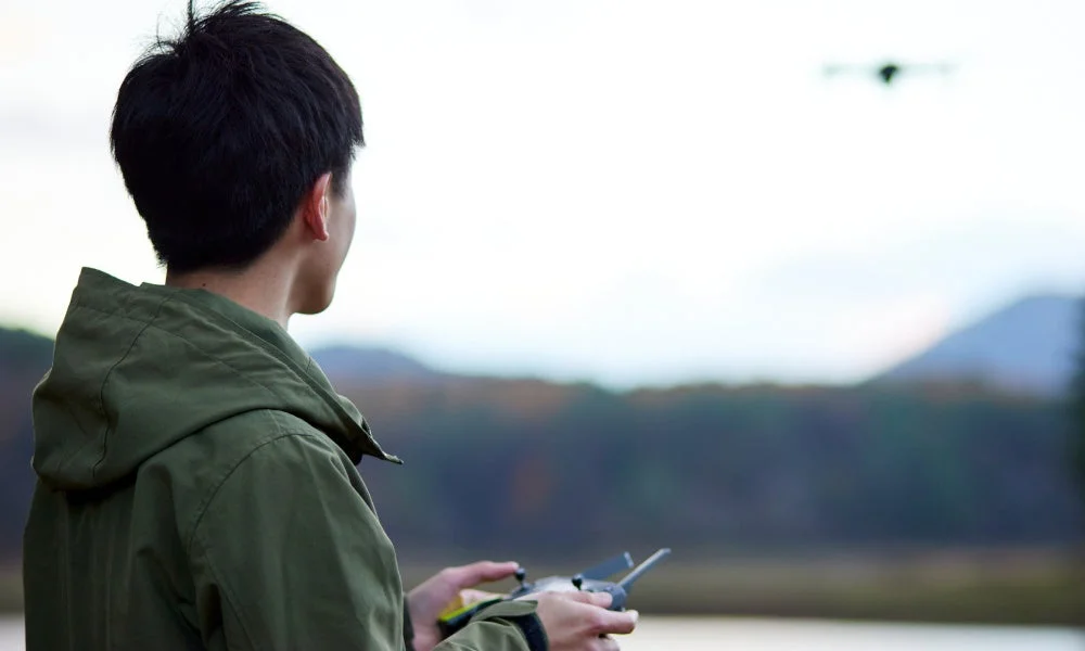 ドローンを操作する人物