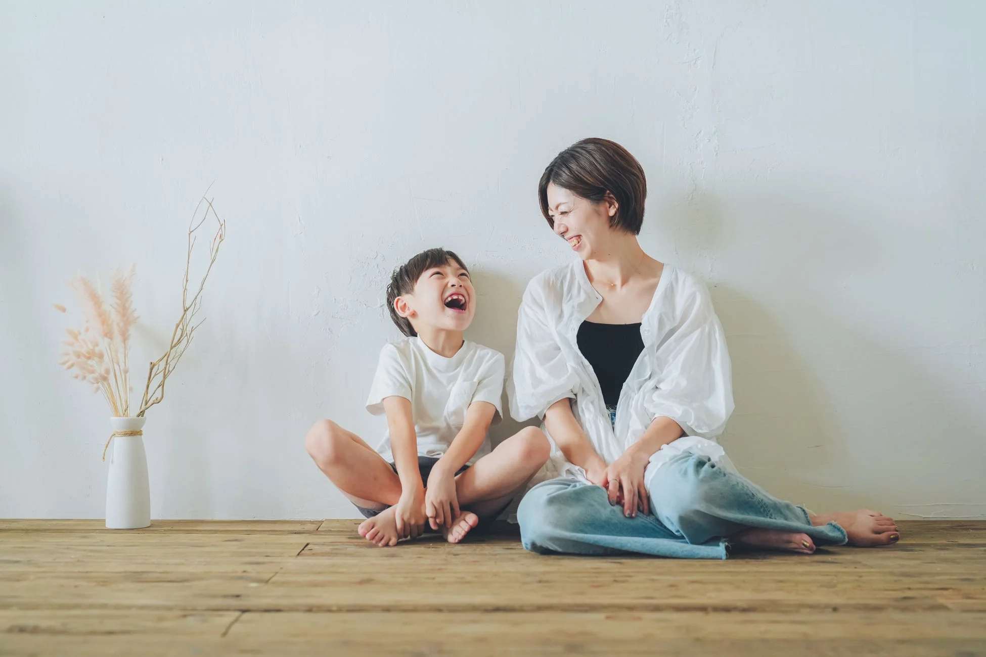 親子で楽しそうに笑い合う様子