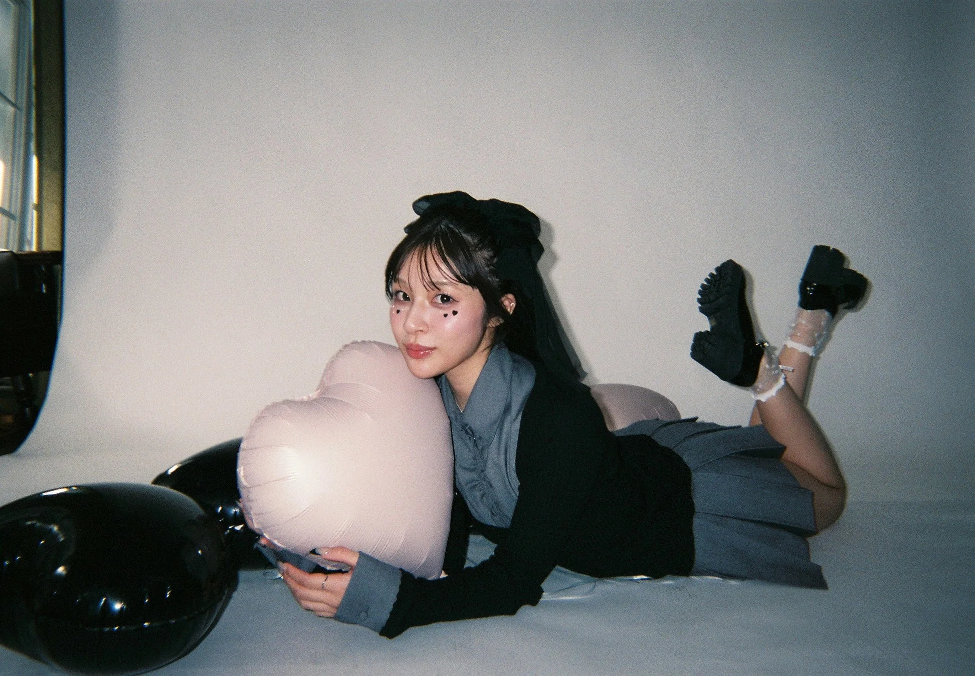 ハートバルーンに囲まれてうつ伏せになっているすずさん