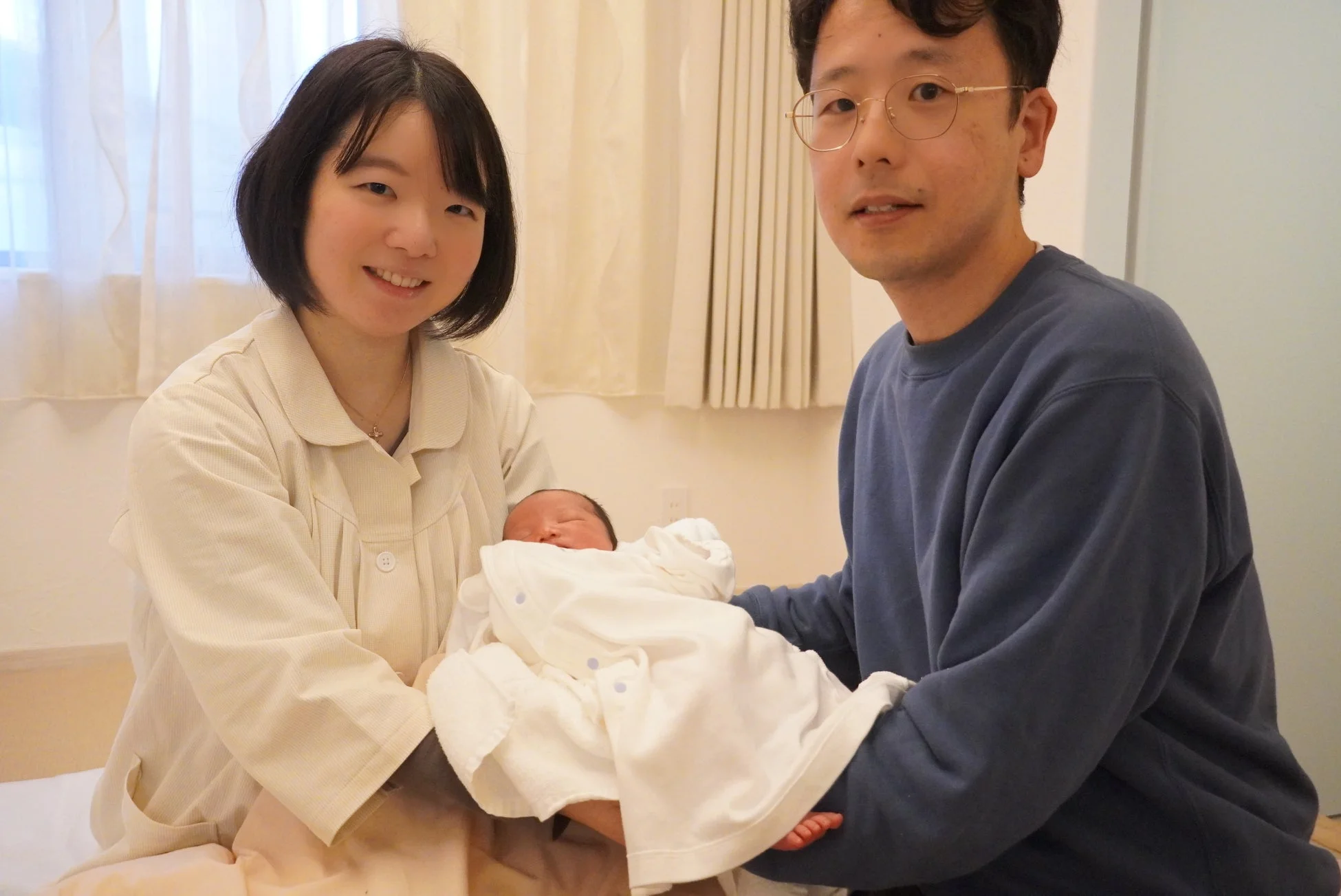 新生児を抱く夫婦