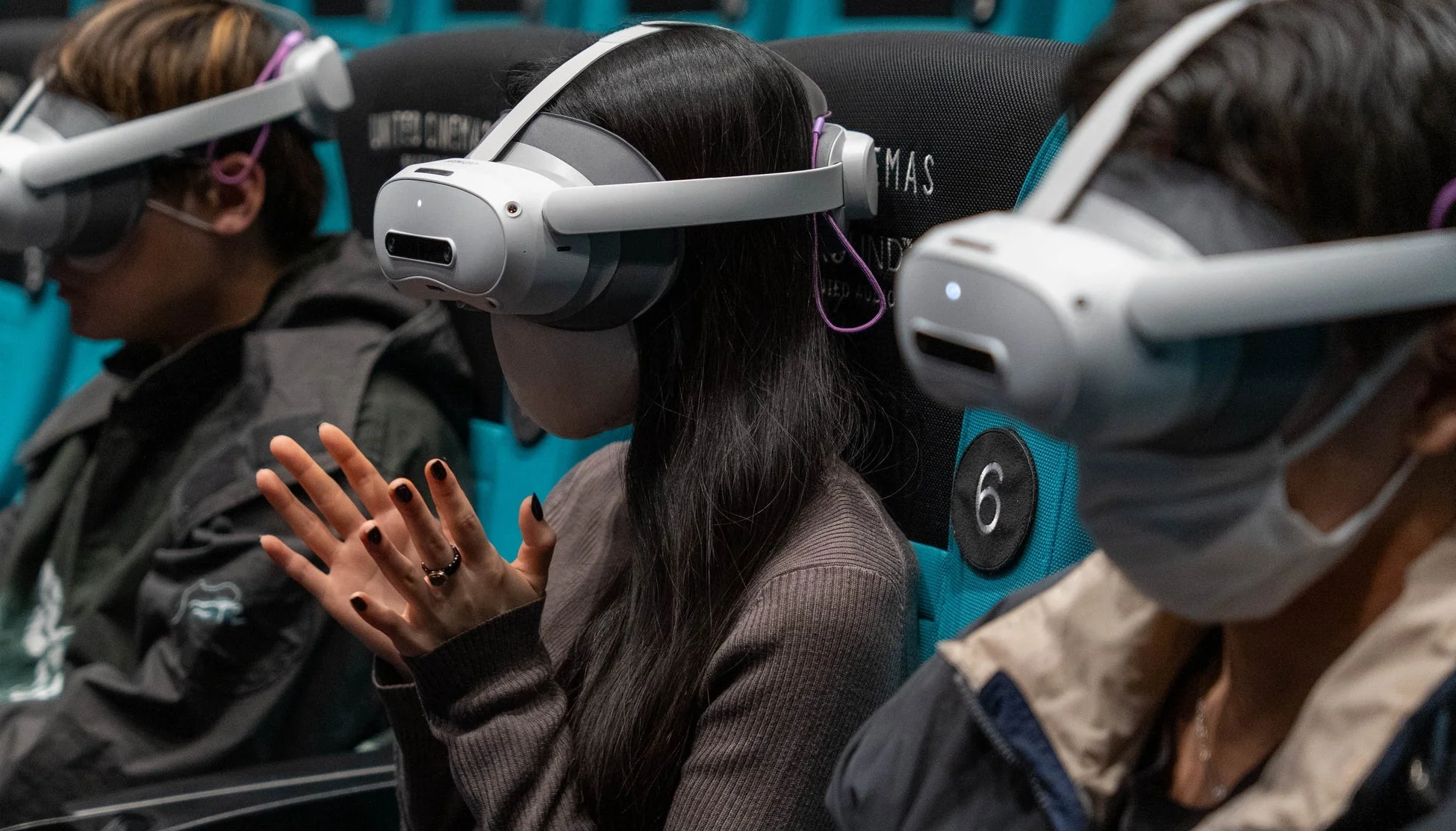 VRヘッドセットを装着してパフォーマンスを体験する観客たち