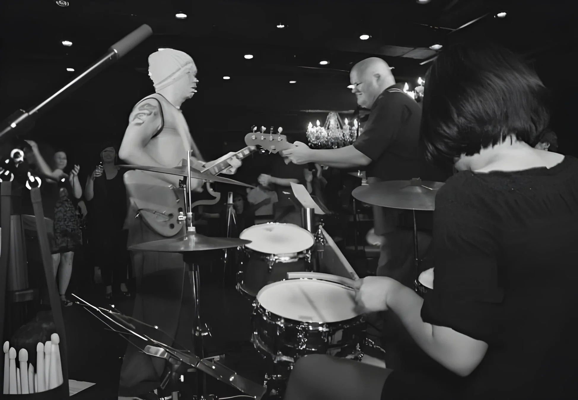 バンドのライブ演奏風景