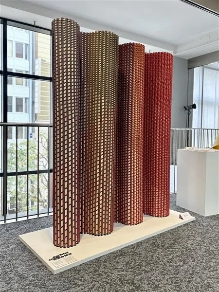 円柱状のオブジェのアートインスタレーション