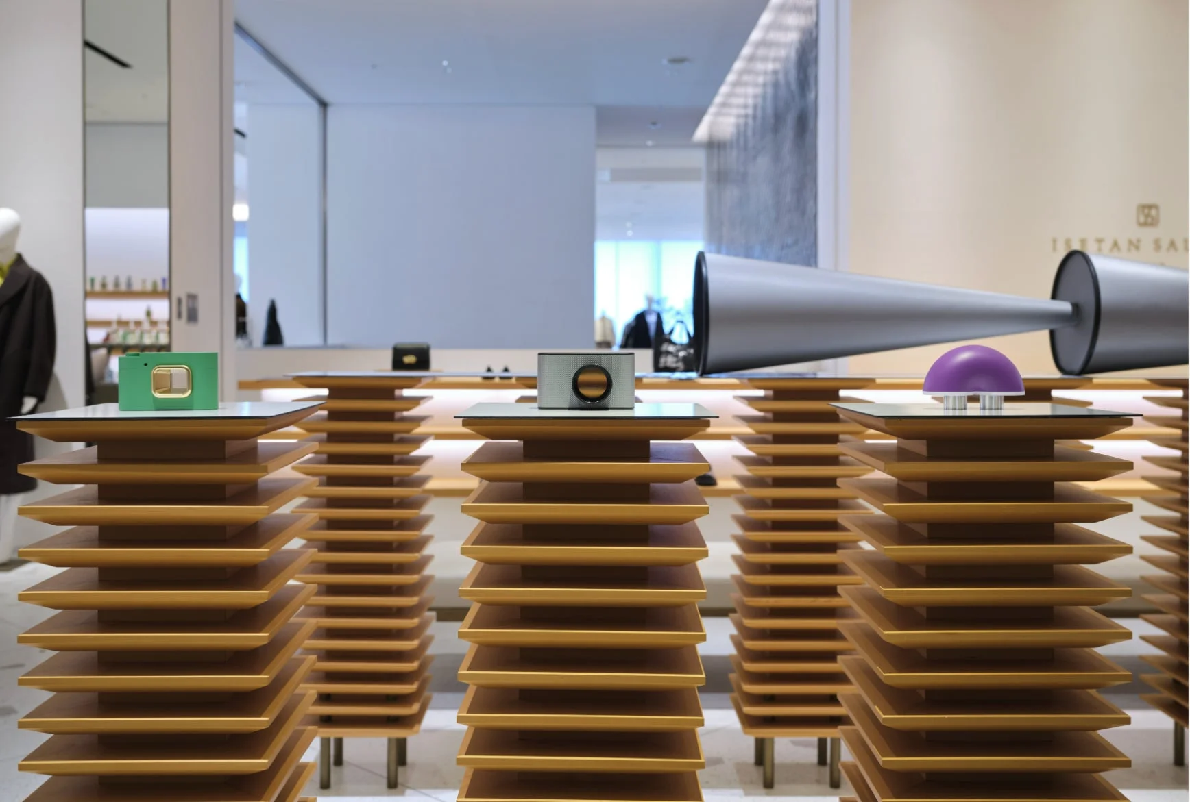 幾何学的なディスプレイスタンド