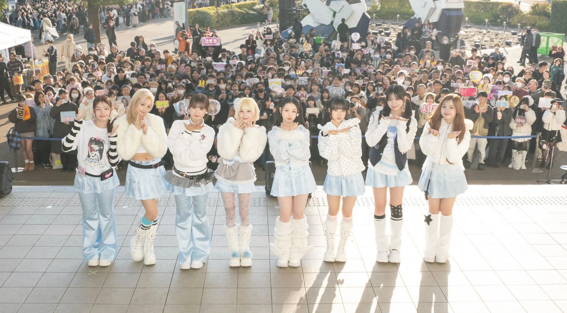 屋外イベントでファンと交流するUNIS