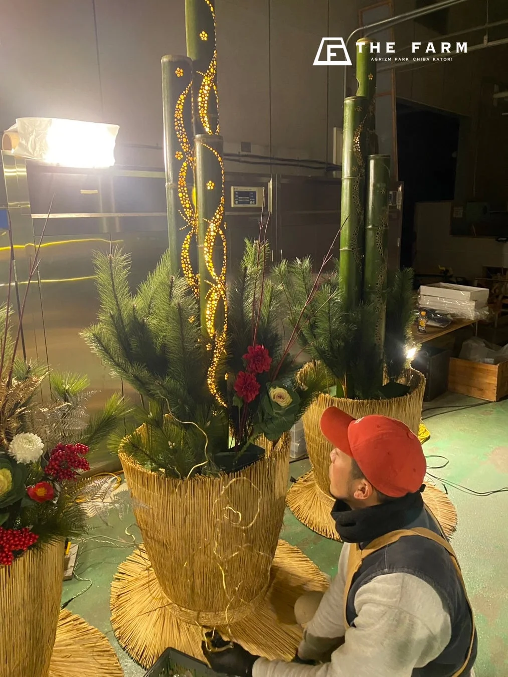 門松の制作風景、松の葉や花を組み合わせる様子