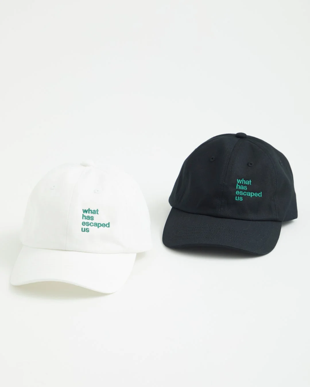 白と黒のキャップ