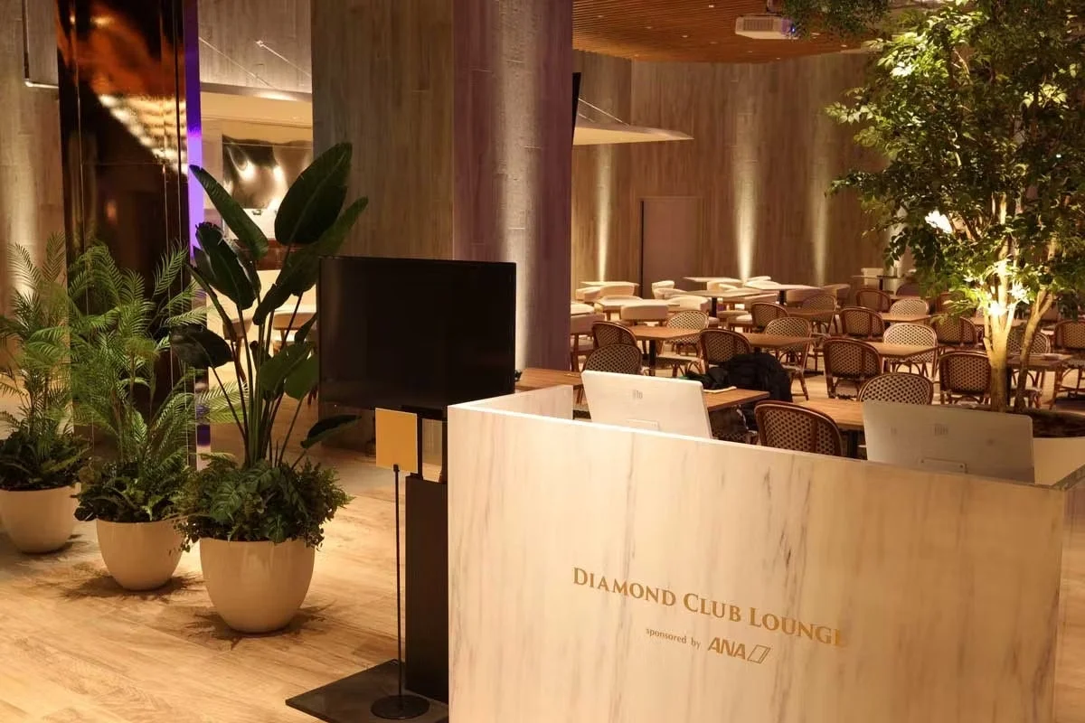 ANAがスポンサーを務めるDIAMOND CLUB LOUNGEの受付とラウンジ内部