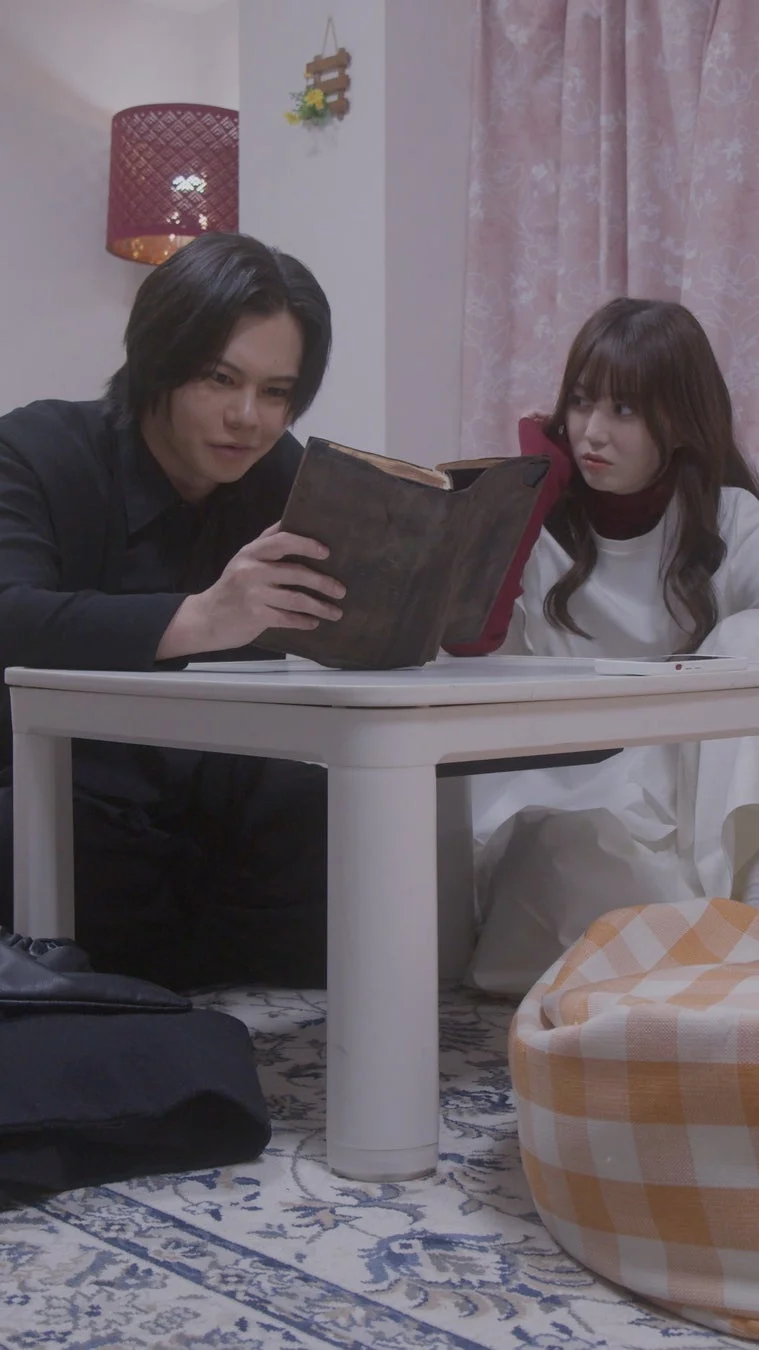 本を読む小笠原海さんと三原羽衣さん