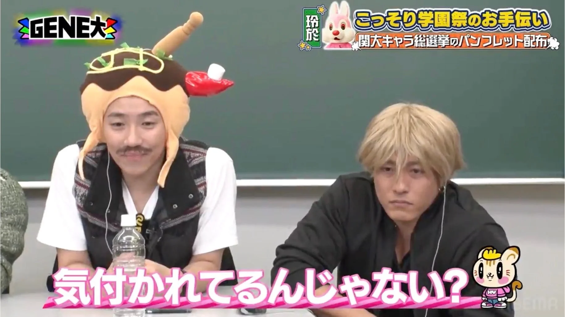 学園祭でパンフレットを配布する佐野さん