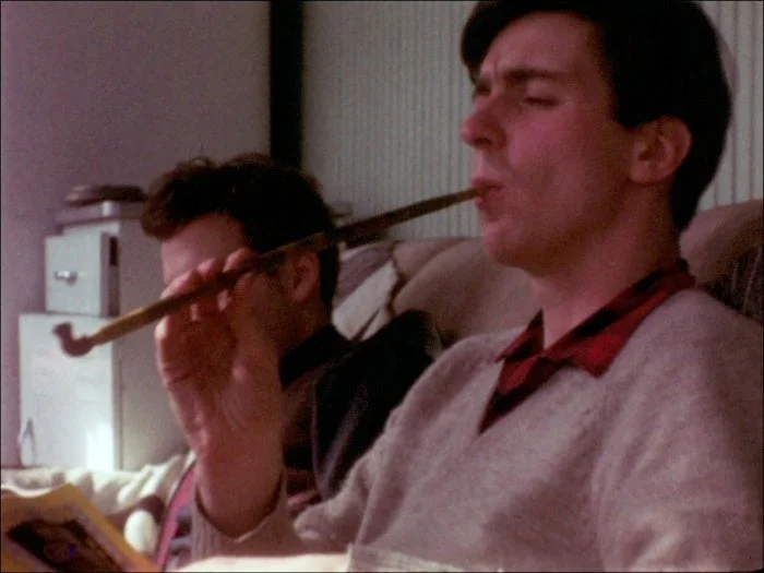 パイプを吸う男性