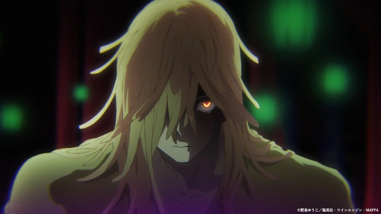 暗闇の中で長い金髪のキャラクターが赤い目を不気味に光らせているアニメのワンシーン