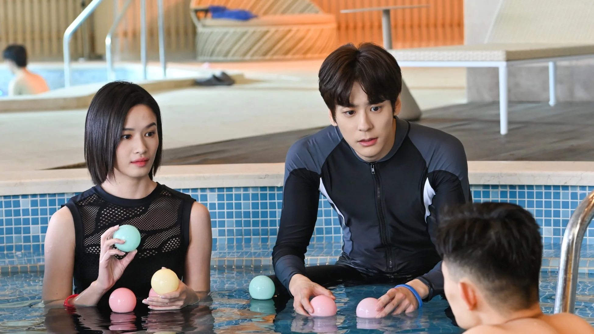 プールで遊ぶ男女