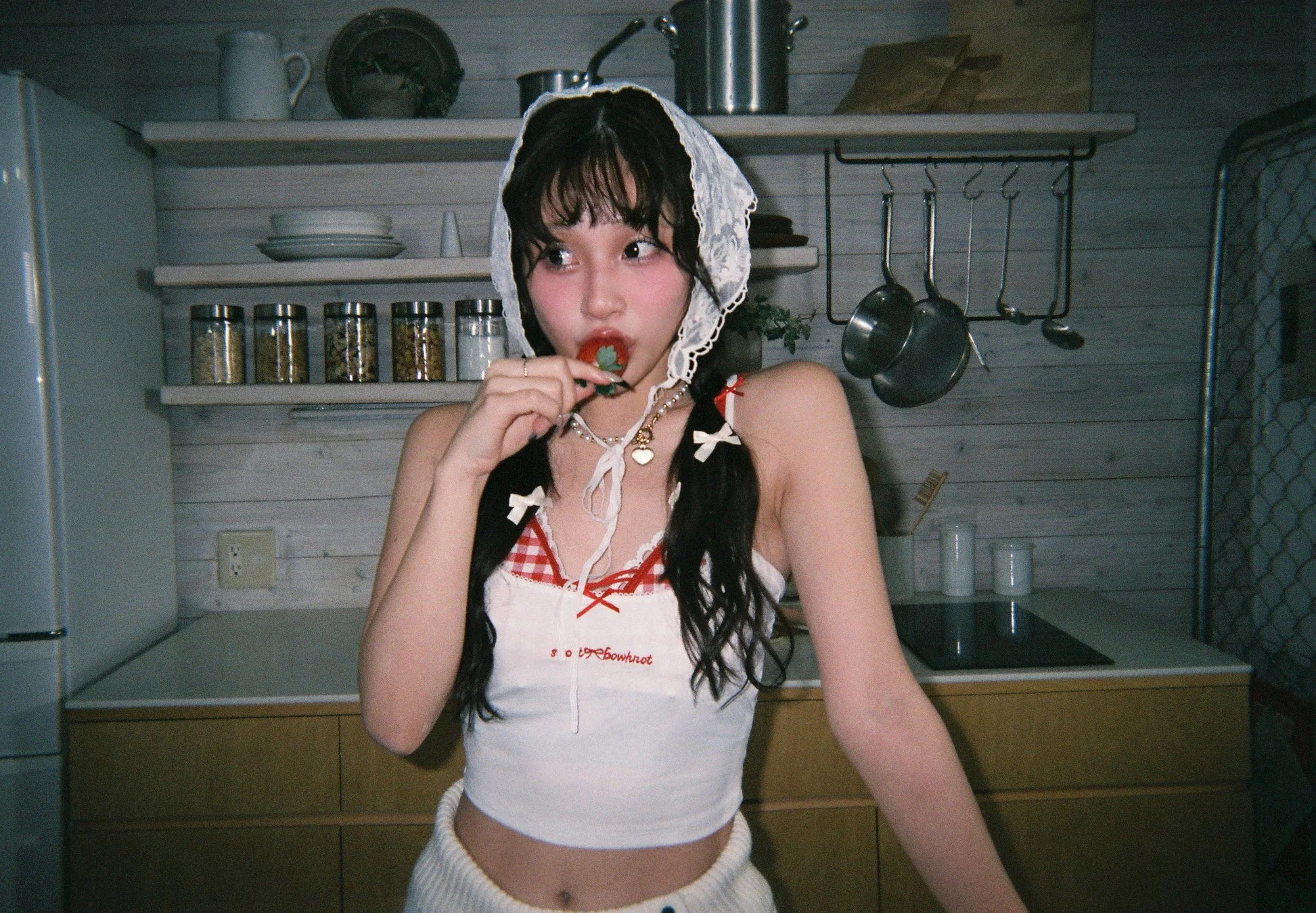 キッチンでイチゴを食べるすずさん