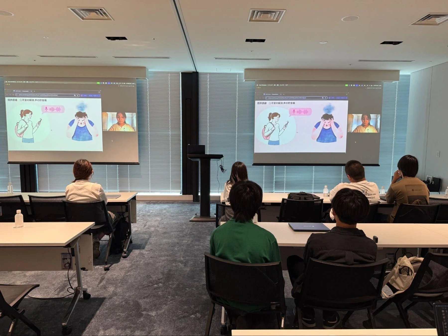 複数人がプレゼンを見ている様子