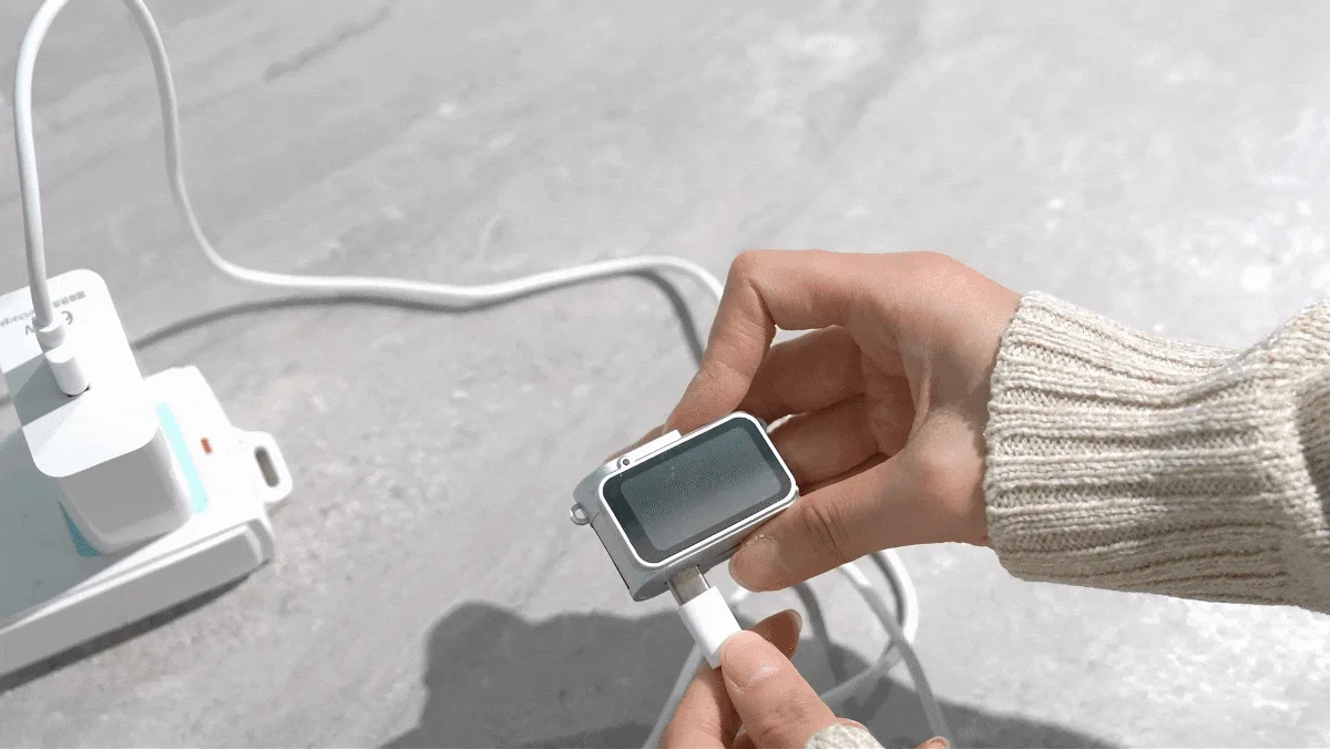 充電中のミニカメラ