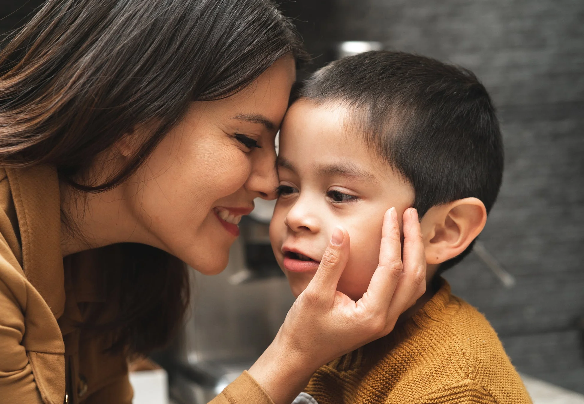 母親と幼い息子が触れ合う心温まる瞬間