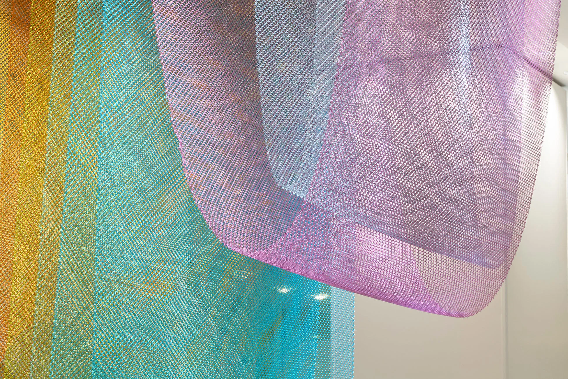 カラフルなメッシュ状のアート作品