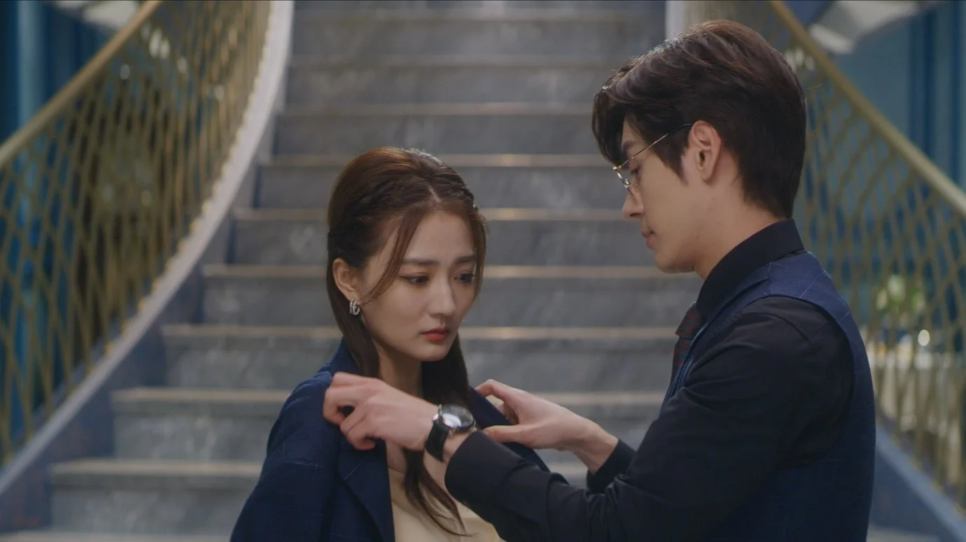 ジャケットを直す男性と女性