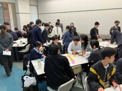 学生たちのグループワークの様子