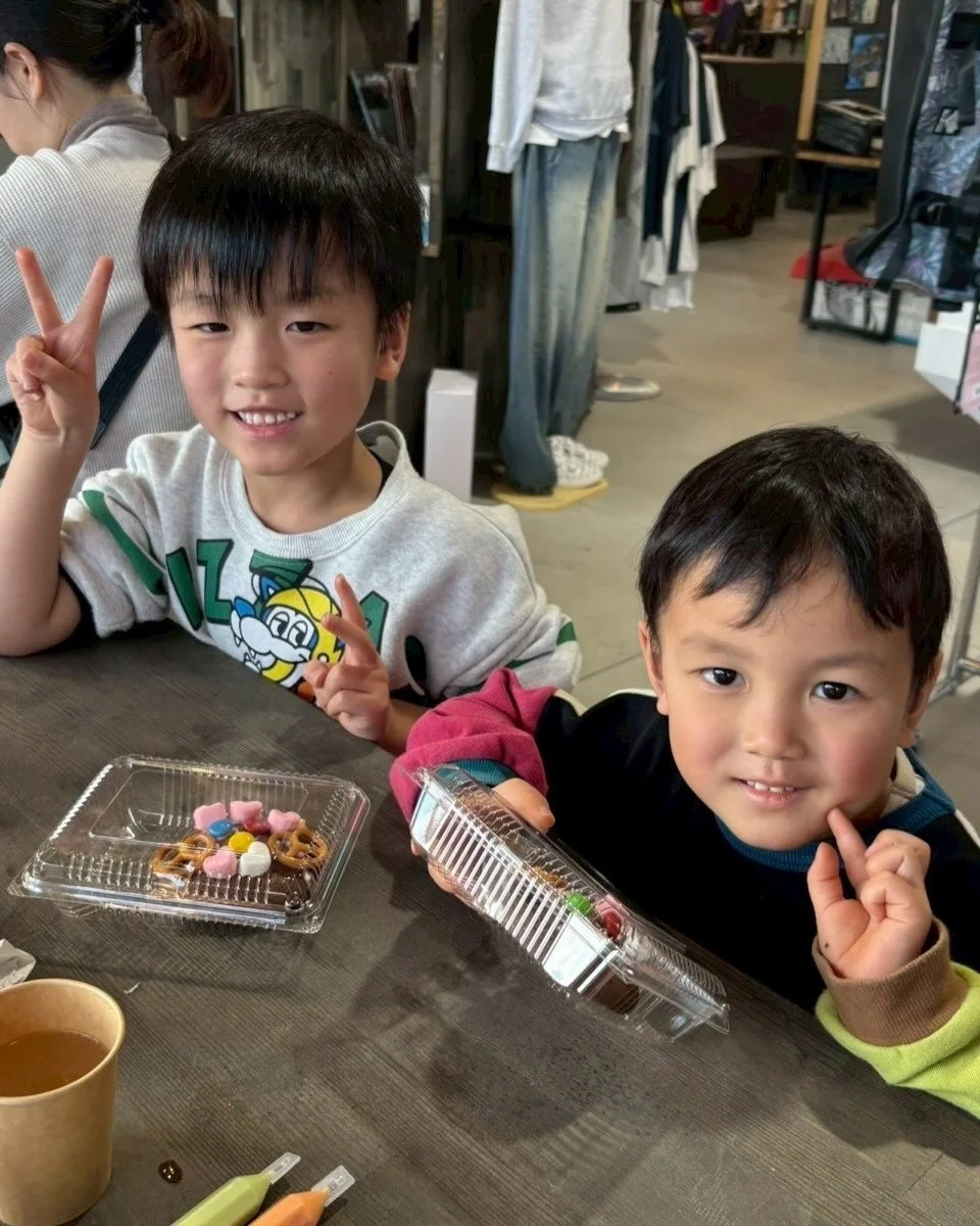 男の子がピースサイン