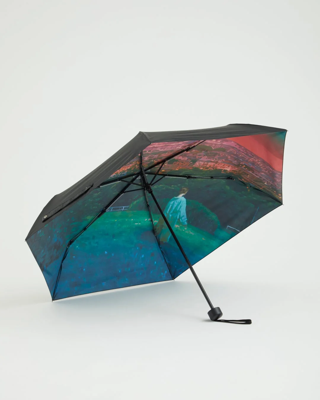内側に風景画がプリントされた折り畳み傘