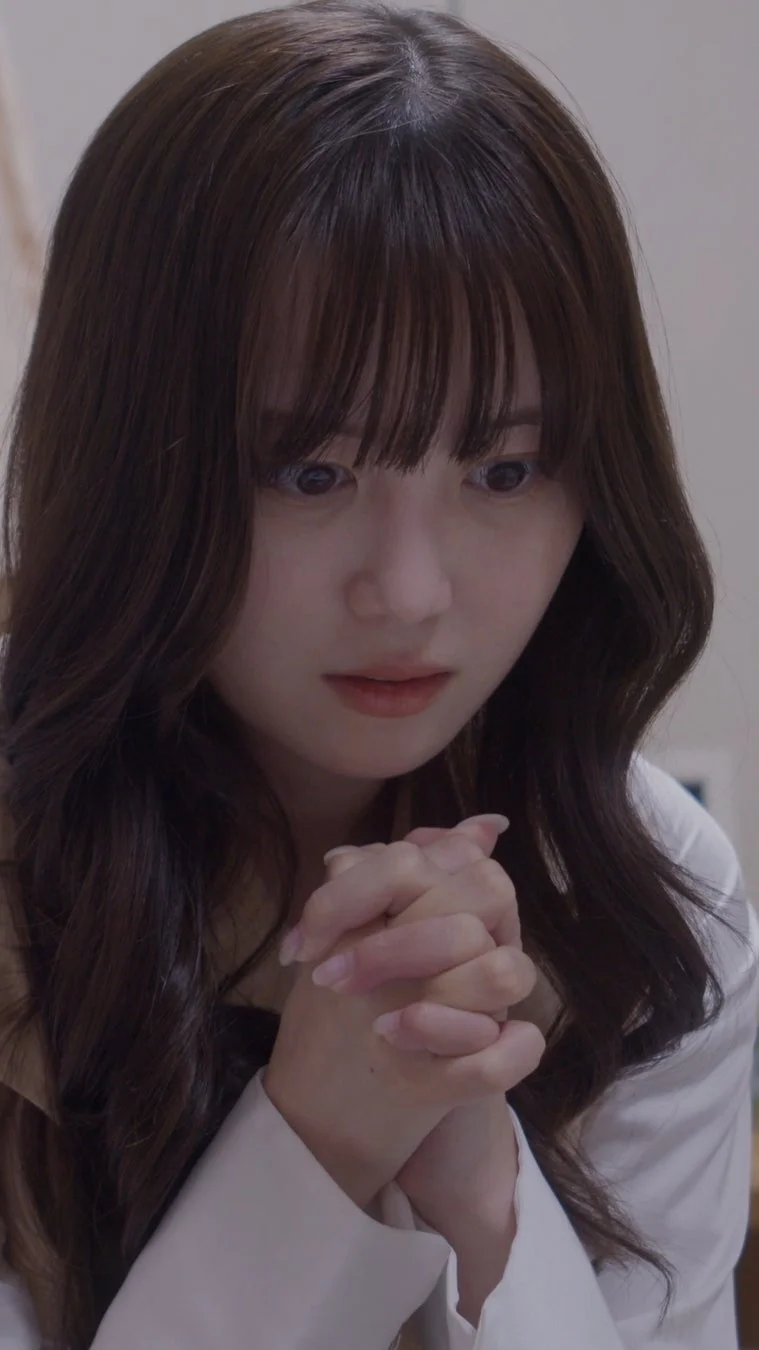 祈る三原羽衣さん