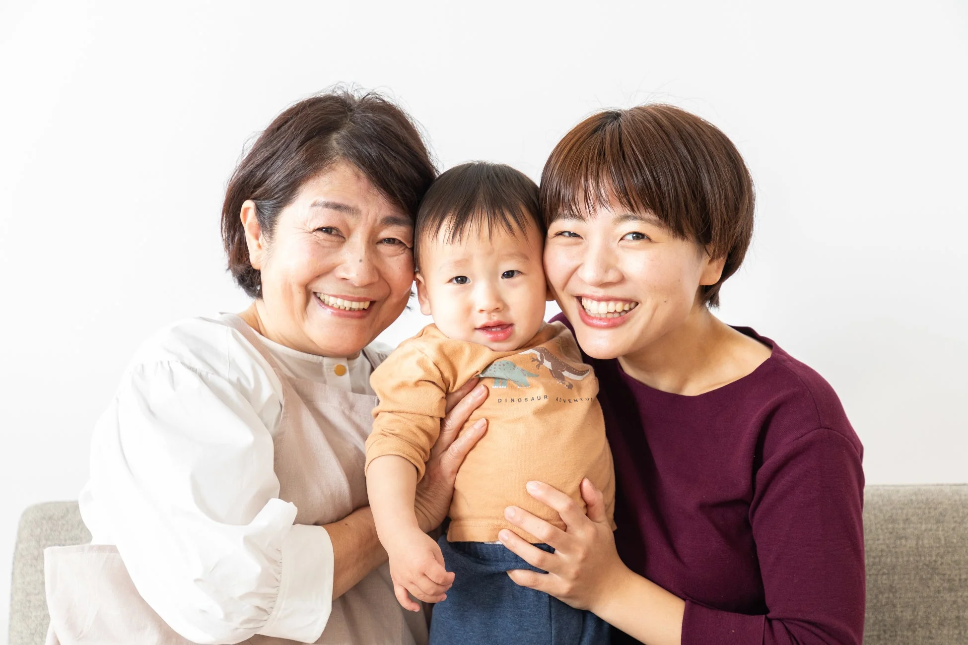 笑顔で集う三世代家族