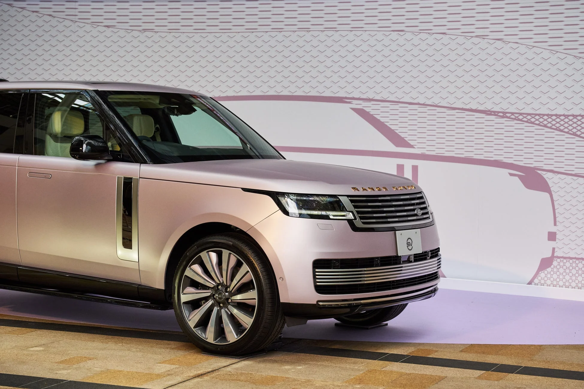 レンジローバーSVの展示
