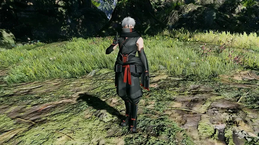 白い髪と顔を覆うマスクをつけたキャラクターが、黒と赤を基調とした忍者風の衣装を身につけ、緑豊かな森の中で片手を上げて立っています。