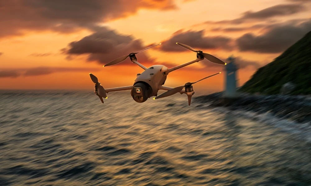 夕焼けを背景に飛行するドローン