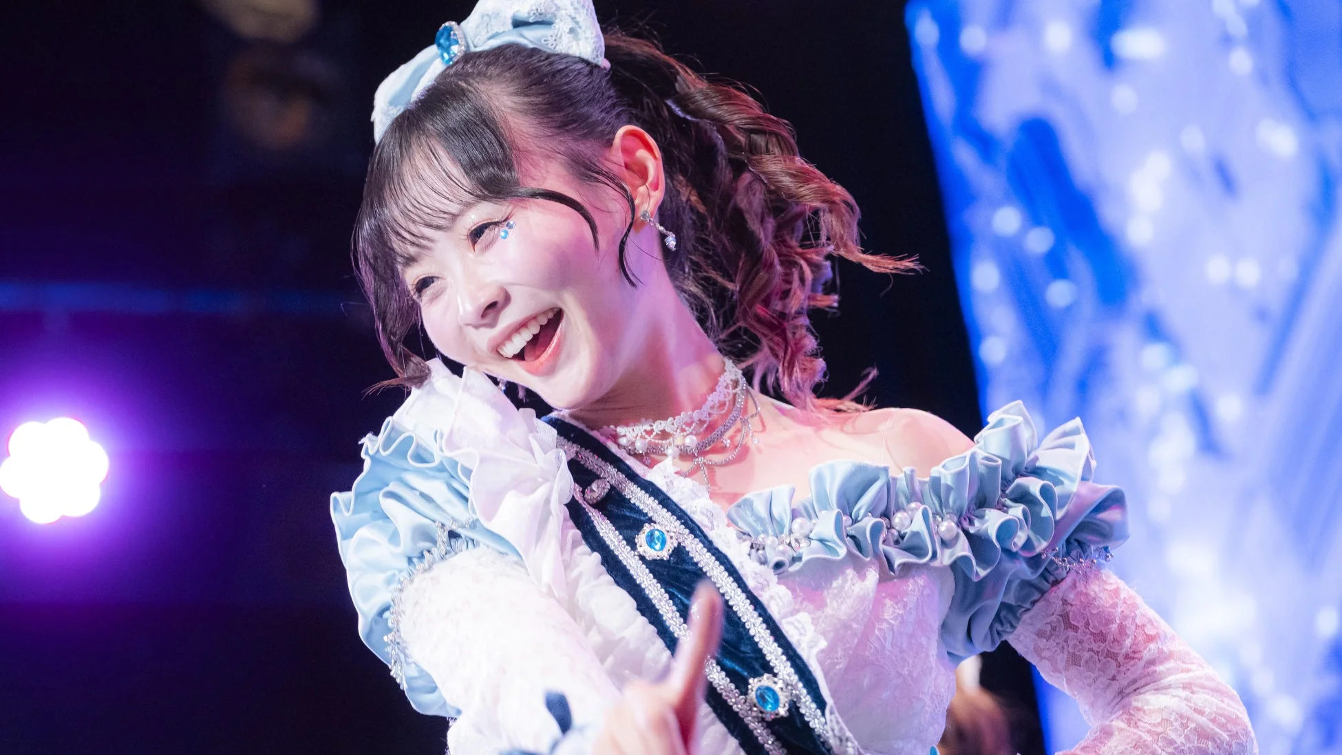 笑顔でパフォーマンスするメンバー