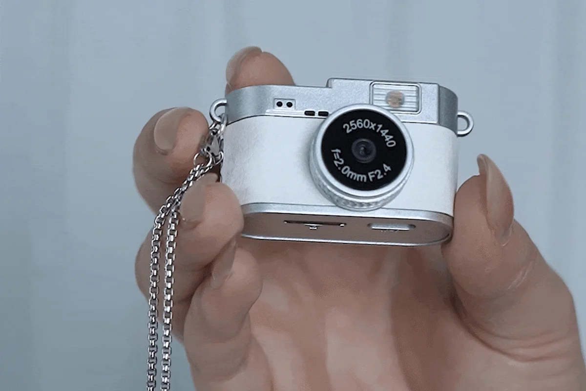 手のひらに乗るミニカメラ