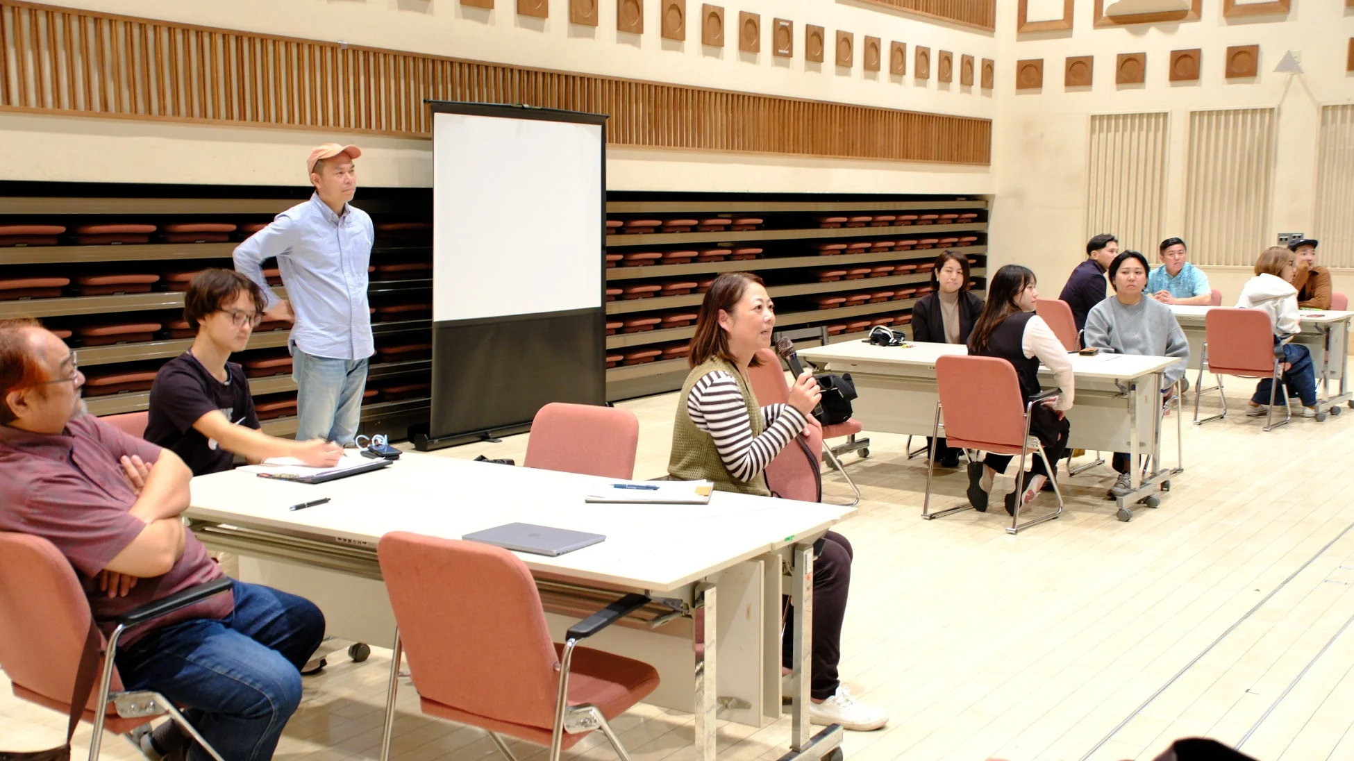 会議室でのワークショップの様子