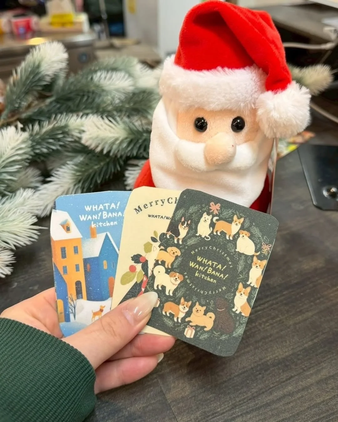 クリスマスカードを持つ手