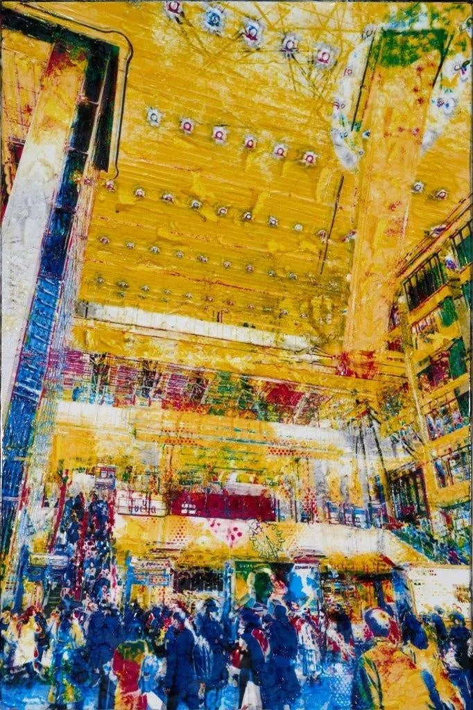 人々で賑わう駅や広場のような公共空間の抽象画