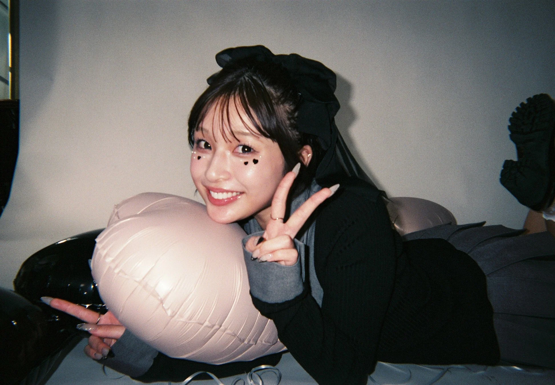 ピースサインをするすずさん