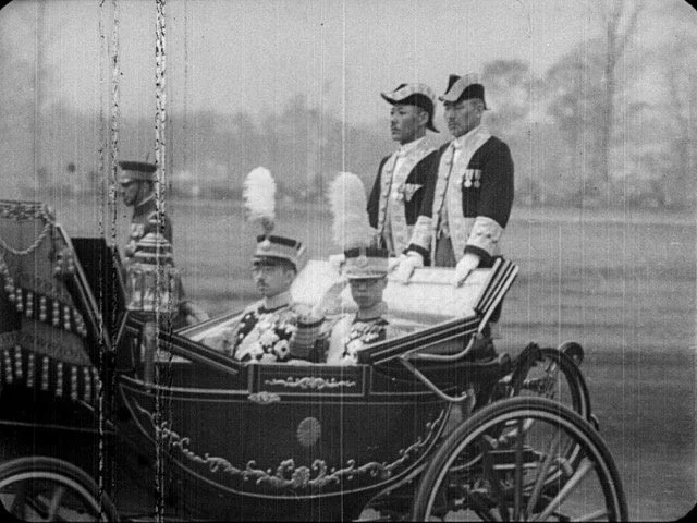 馬車に乗る正装の人々
