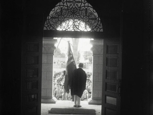 旗を掲げた人物と群衆